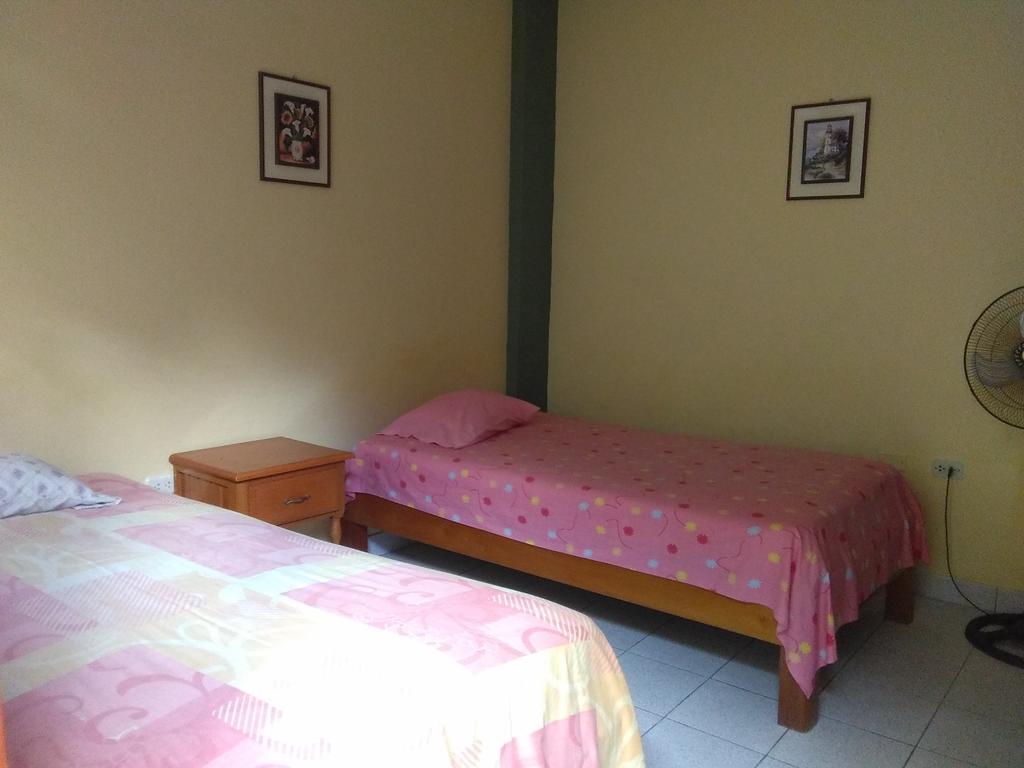 Hostal El Colibri Iquitos Habitación foto