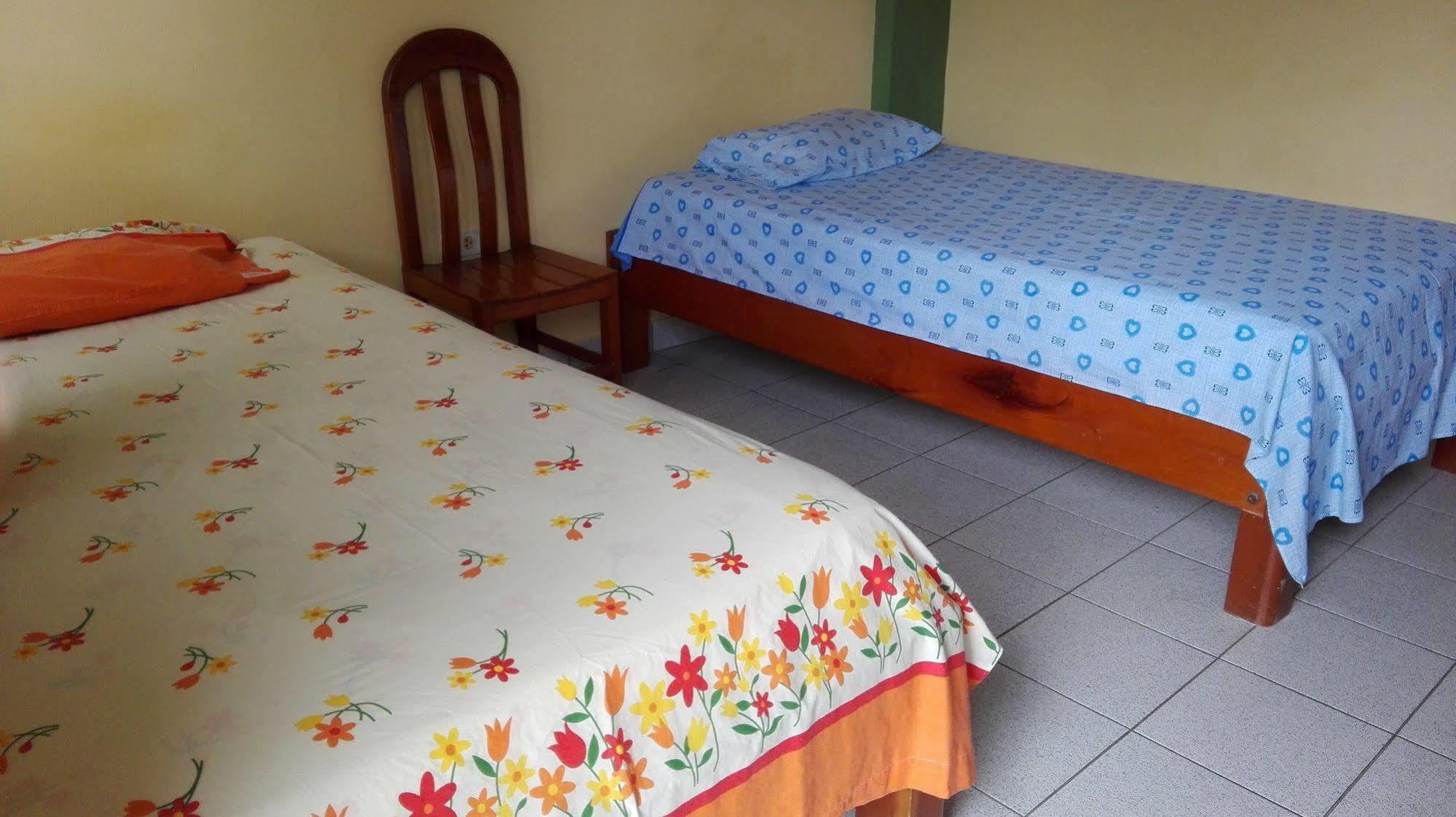 Hostal El Colibri Iquitos Exterior foto