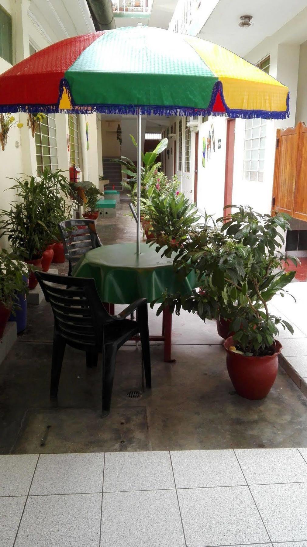 Hostal El Colibri Iquitos Exterior foto