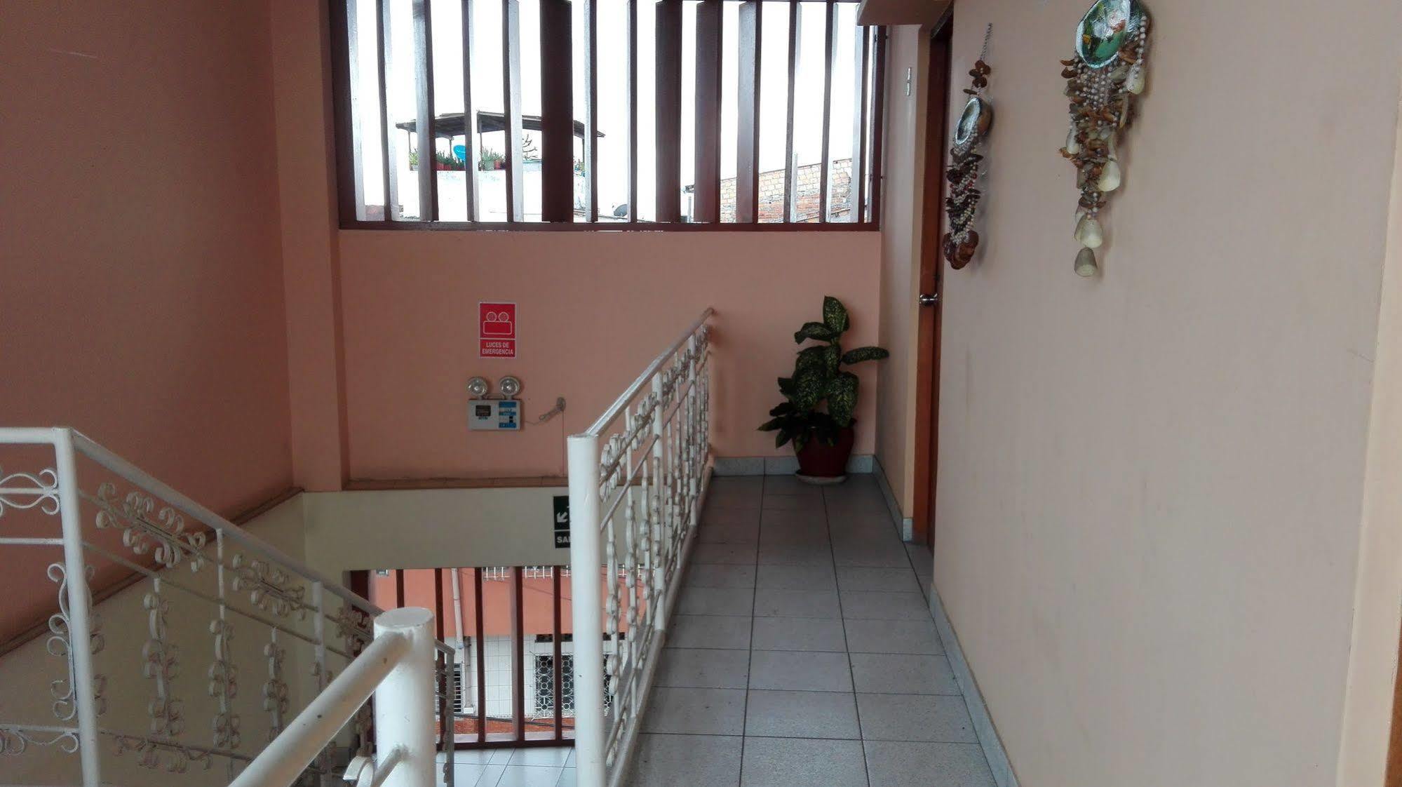Hostal El Colibri Iquitos Exterior foto